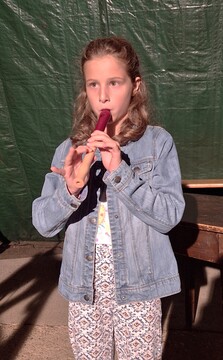 Mlada Nuša Sirc je navdušila s petjem in z igranjem na piščal